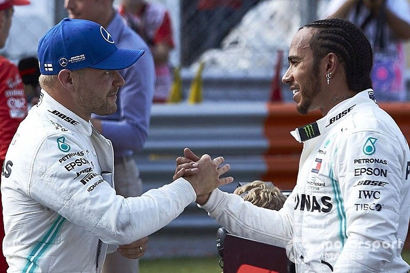 Valtteri Bottas, Mercedes AMG F1 e Lewis Hamilton, Mercedes AMG F1 festeggiano al Parc Ferme 