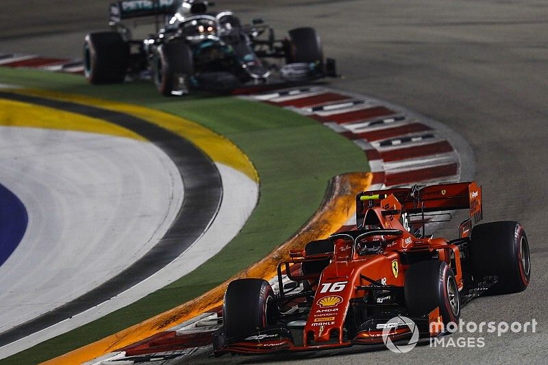 Charles Leclerc, Ferrari SF90, devant Lewis Hamilton, Mercedes AMG F1 W10