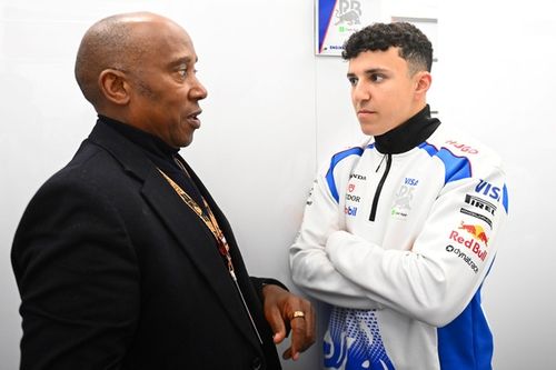 El padre de Hamilton consol&oacute; a un "enfadado" Hadjar por su accidente