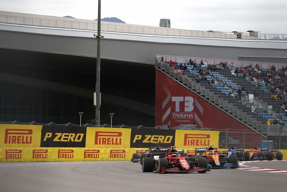 Carlos Sainz Jr, Ferrari SF21, Lando Norris, McLaren MCL35M, y George Russell, Williams FW43B.