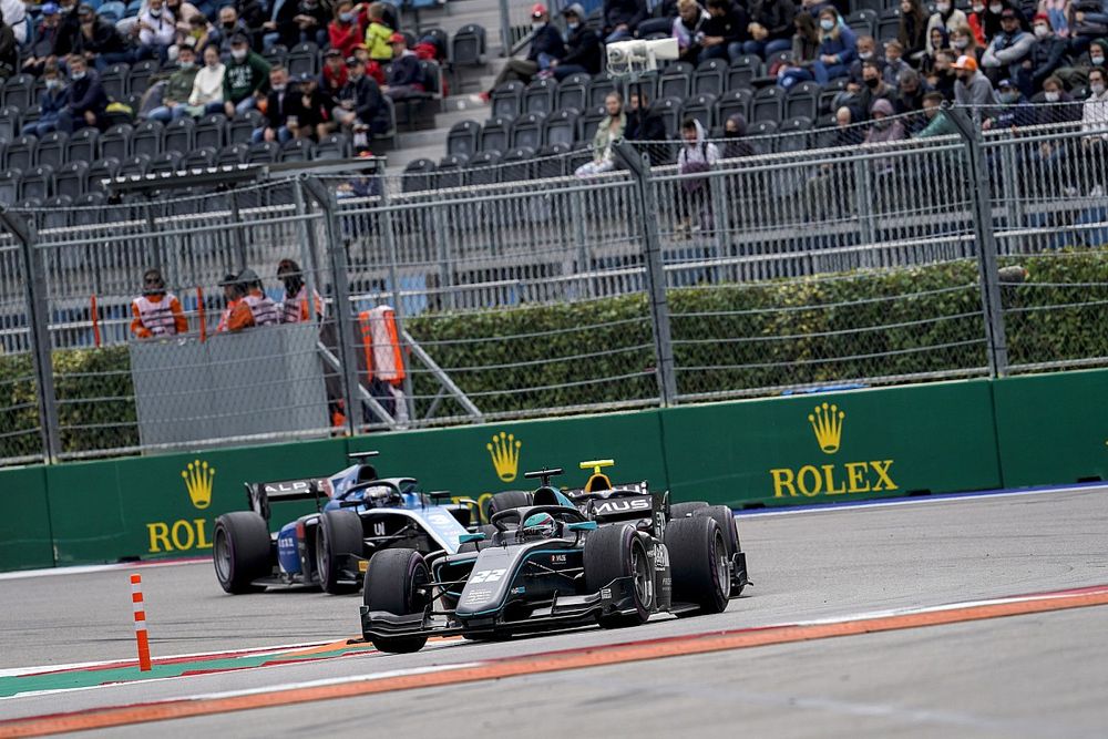 F2 | Hughes rimpiazza Sargeant e torna con HWA ad Abi Dhabi