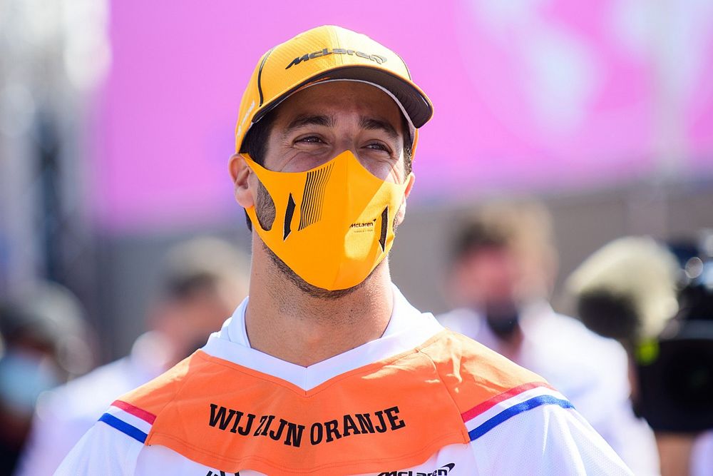 Ricciardo, Hollanda GP’de "sol elle" kalkış yapmak zorunda kalmış