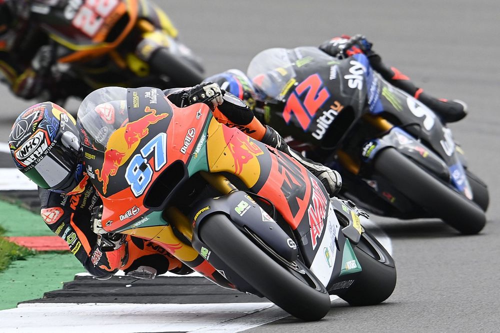Raúl Fernández cae y Gardner se escapa tras ganar en Silverstone