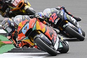 Raúl Fernández cae y Gardner se escapa tras ganar en Silverstone