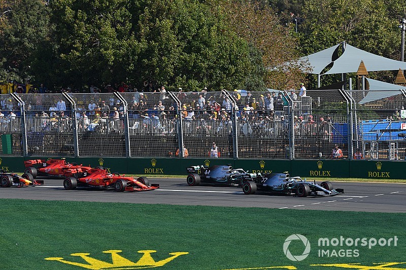 Ilyen simán ment el Bottas Hamilton mellett a rajtnál: videó