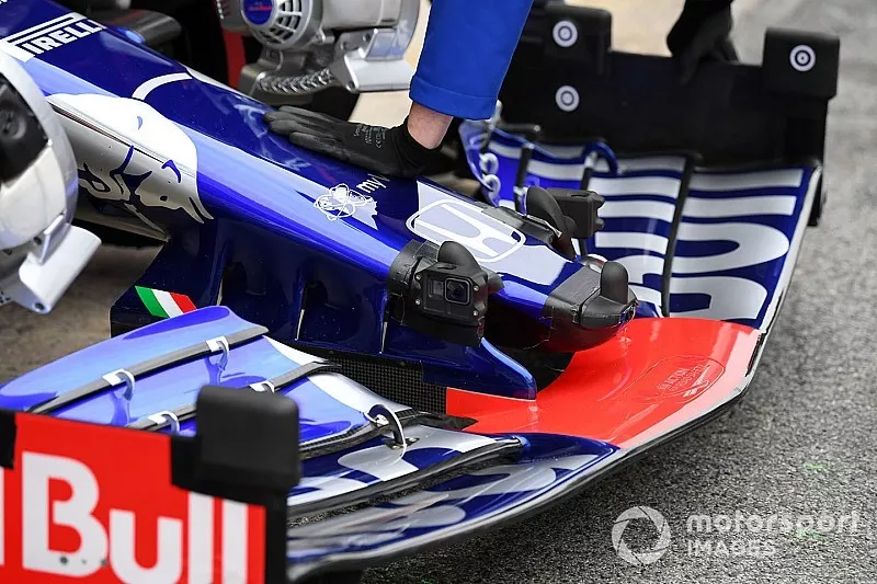 Scuderia Toro Rosso STR14 nose and front wing with sensors
