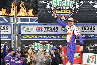 Hamlin supera duas punições e vence no Texas