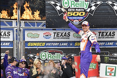 Denny Hamlin siegt in Fort Worth trotz zweier Strafen