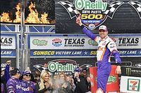 Denny Hamlin siegt in Fort Worth trotz zweier Strafen