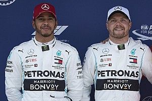Így falta fel a rajtnál Hamilton Bottast Kínában: videó