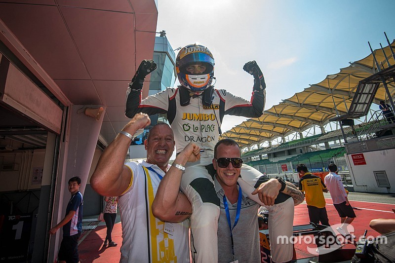 Van Kalmthout na 'stressvol weekend' kampioen in F3 Asian Winter Series