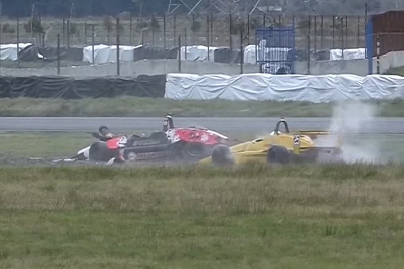 Жуткая авария в аргентинской Ф4 и серфинг в Moto2: лучшие гоночные видео уик-энда