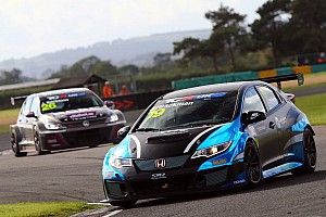 UK: a Croft prima vittoria per Andreas Bäckman in Gara 1, Taylor vince Gara 2 e riapre il campionato