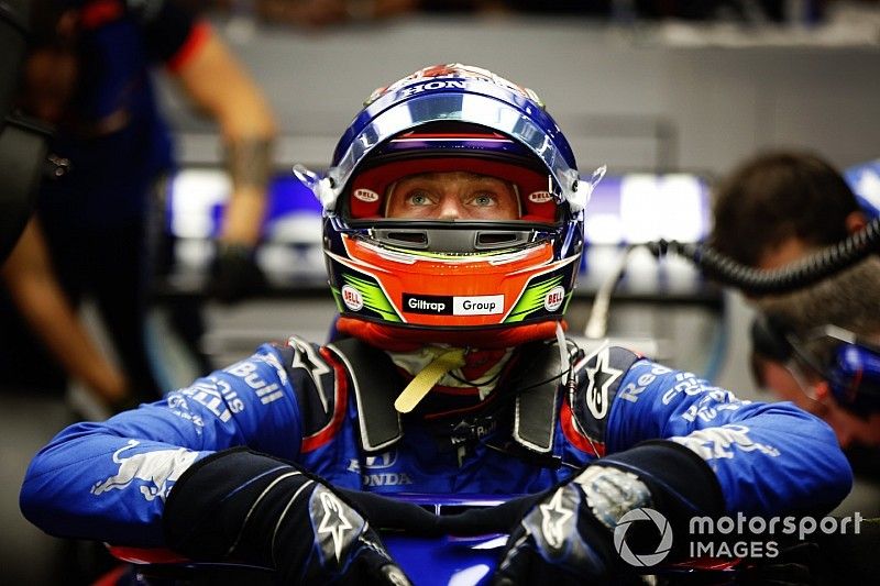 Brendon Hartley, Toro Rosso STR13, sort de sa voiture dans le garage