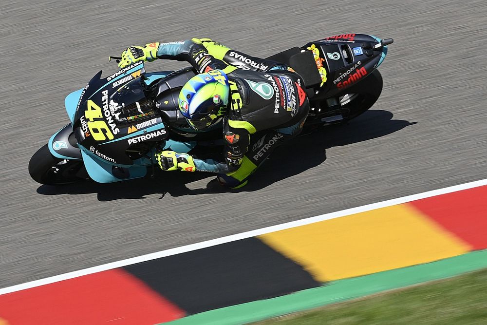 Rossi: "Se parti dietro, con la Yamaha è tutto complicato"