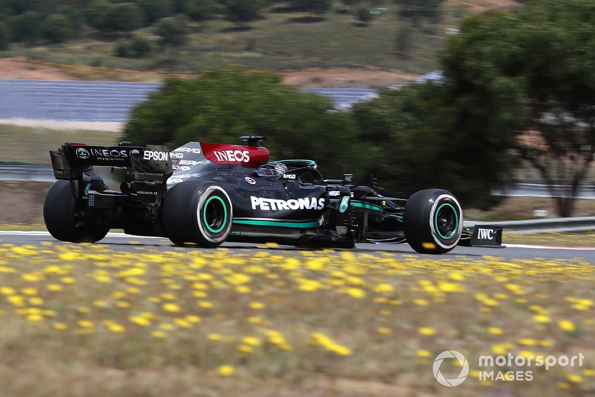 Хэмилтон усомнился в правоте Mercedes при выборе шин