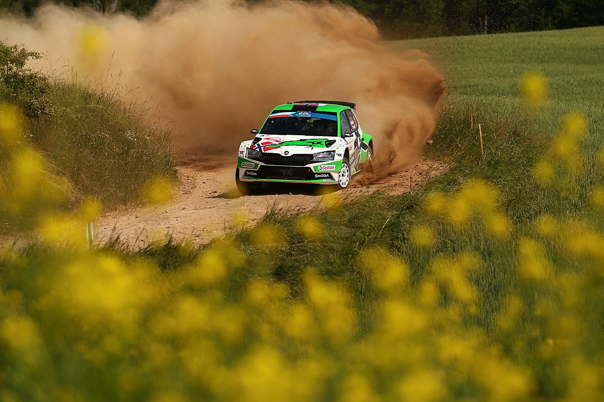 Mikkelsen testuje, Llarena patrzy na siebie