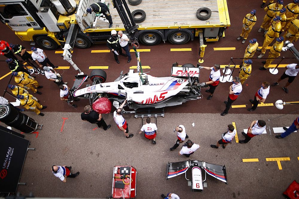 Schumacher mist kwalificatie na crash in derde vrije training