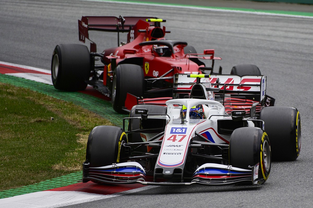 Schumacher, neden Parc Ferme’deki rakip araçları incelediğini açıkladı
