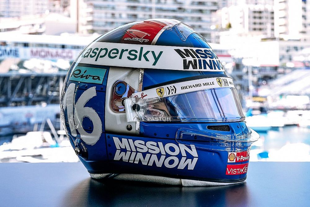 Leclerc onora Chiron con un casco speciale