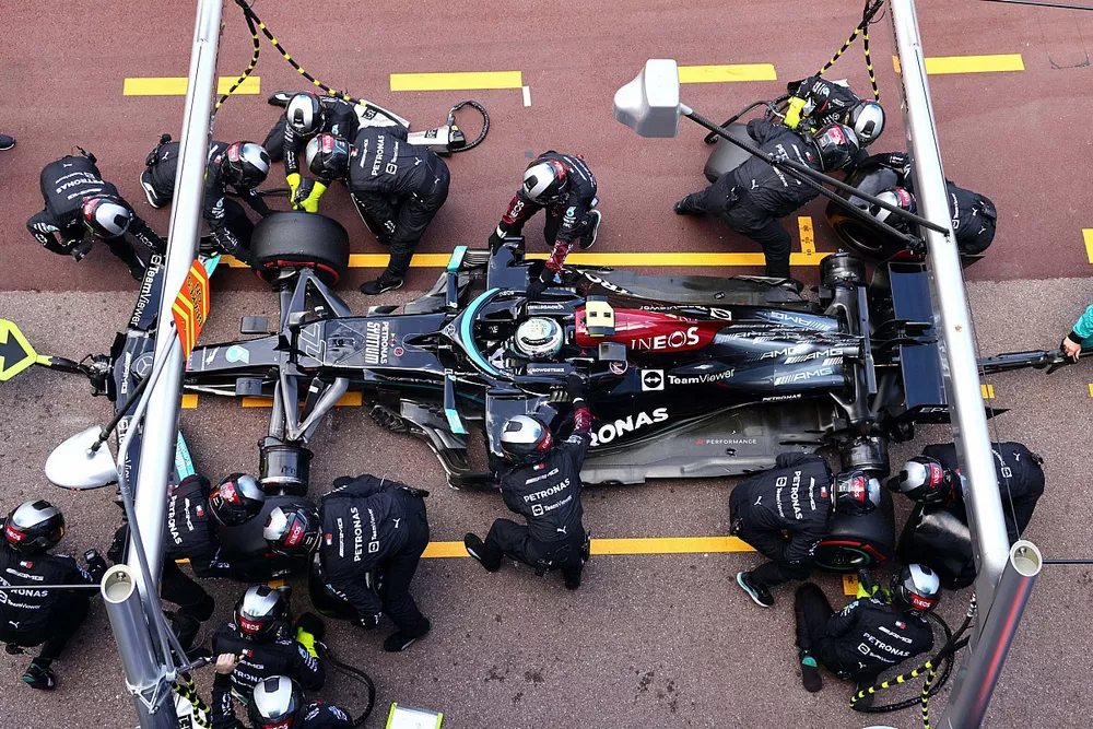 Valtteri Bottas, Mercedes W12, s'arr&ecirc;te au stand