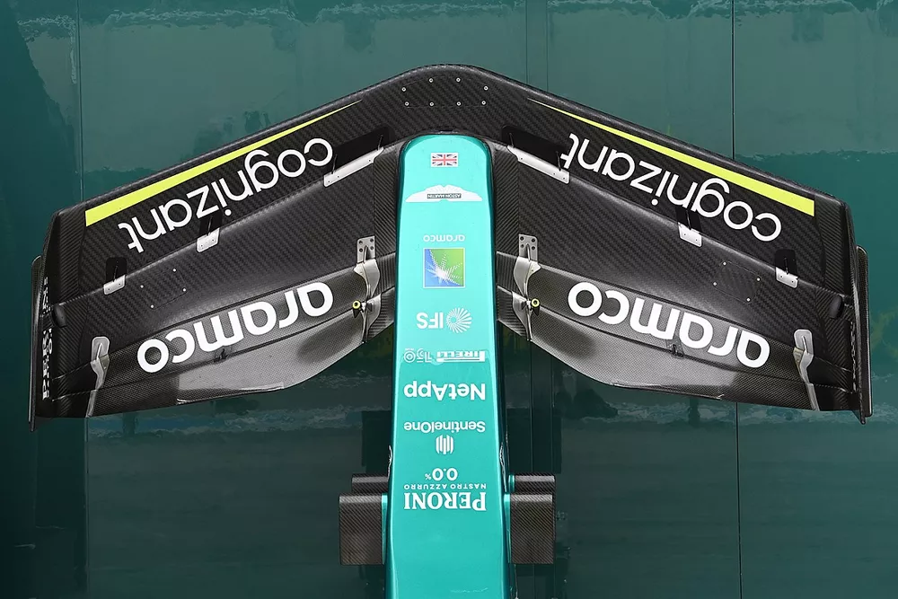 Detalle del frente y del aler&oacute;n delantero del Aston Martin AMR22