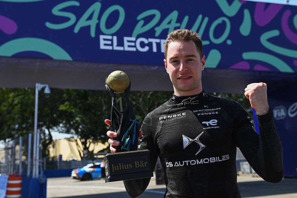 Stoffel Vandoorne, DS Penske, con su premio Julius Baer a la pole position