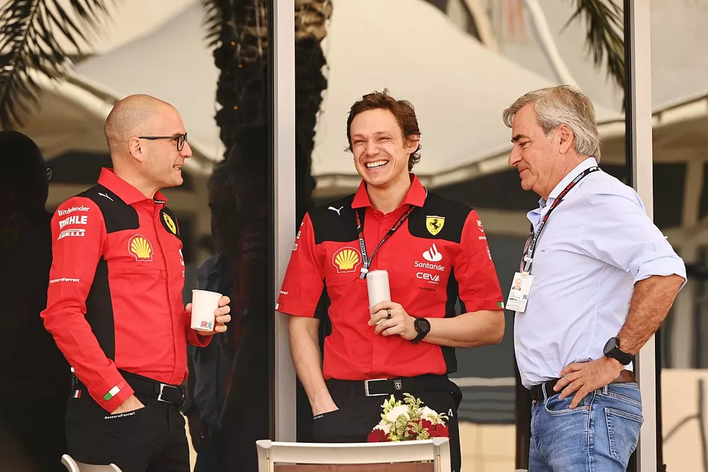 Rupert Manwaring habla con Carlos Sainz