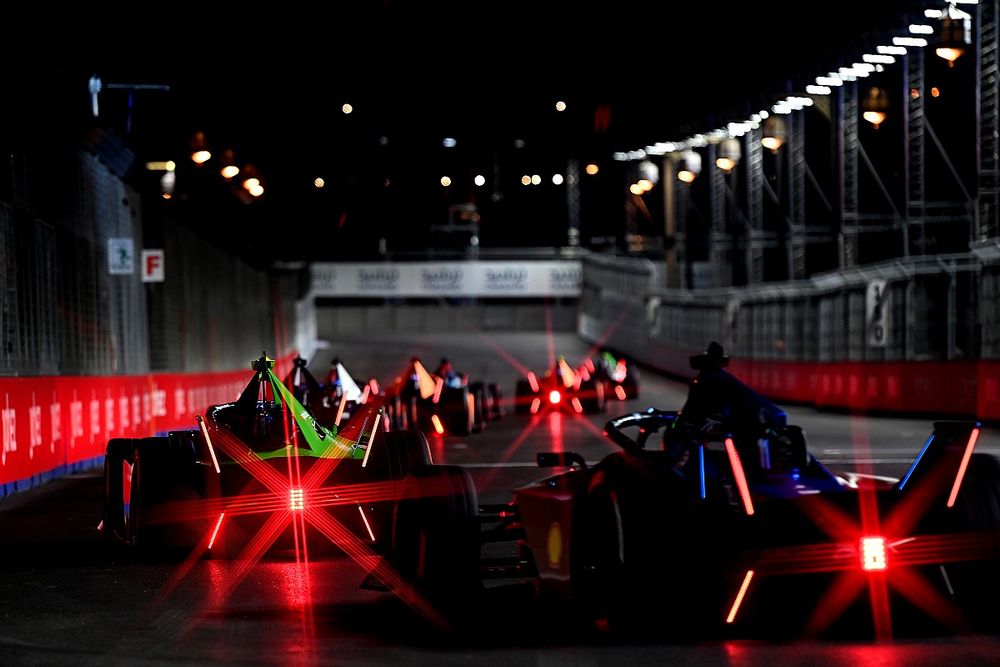 Nick Cassidy, Envision Racing, Jaguar I-TYPE 6, lidera Lucas di Grassi, Mahindra Racing, Mahindra M9Electro