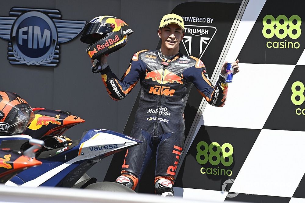 Moto2 Portekiz: 10. sıradan başlayan Raul Fernandez kazandı, Lowes kaza yaptı