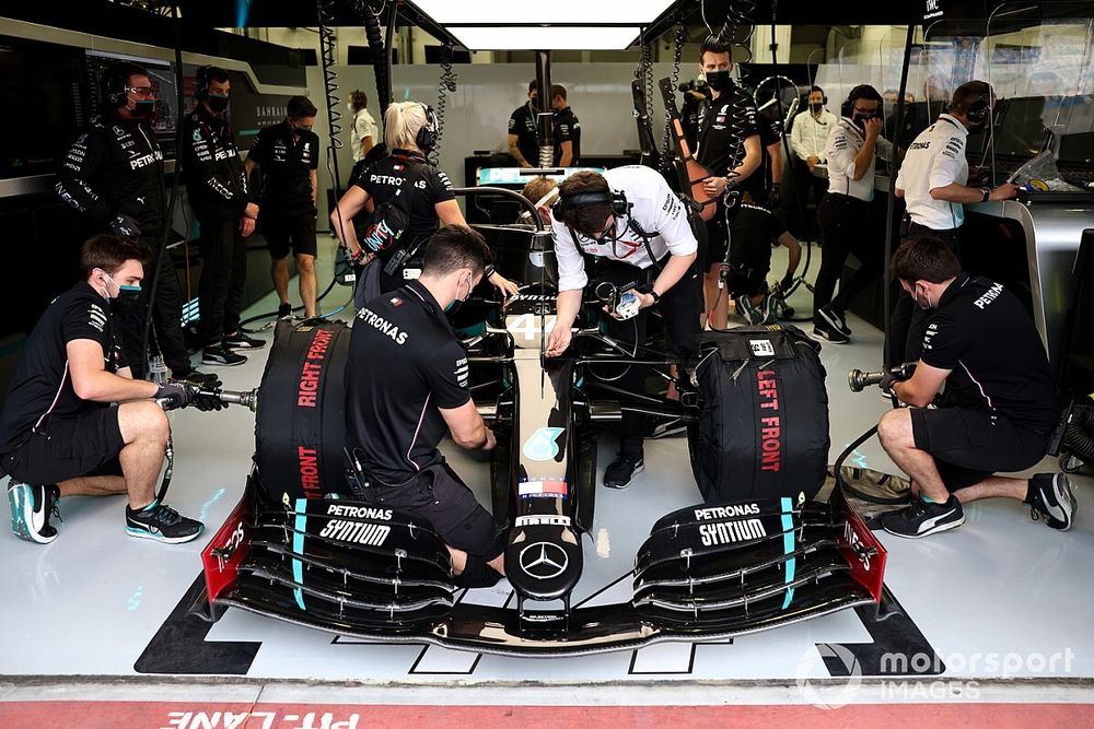 Хэмилтон: Уход инженеров в Red Bull не ослабит Mercedes