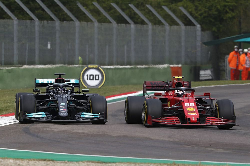 Carlos Sainz Jr., Ferrari SF21, Lewis Hamilton, Mercedes W12