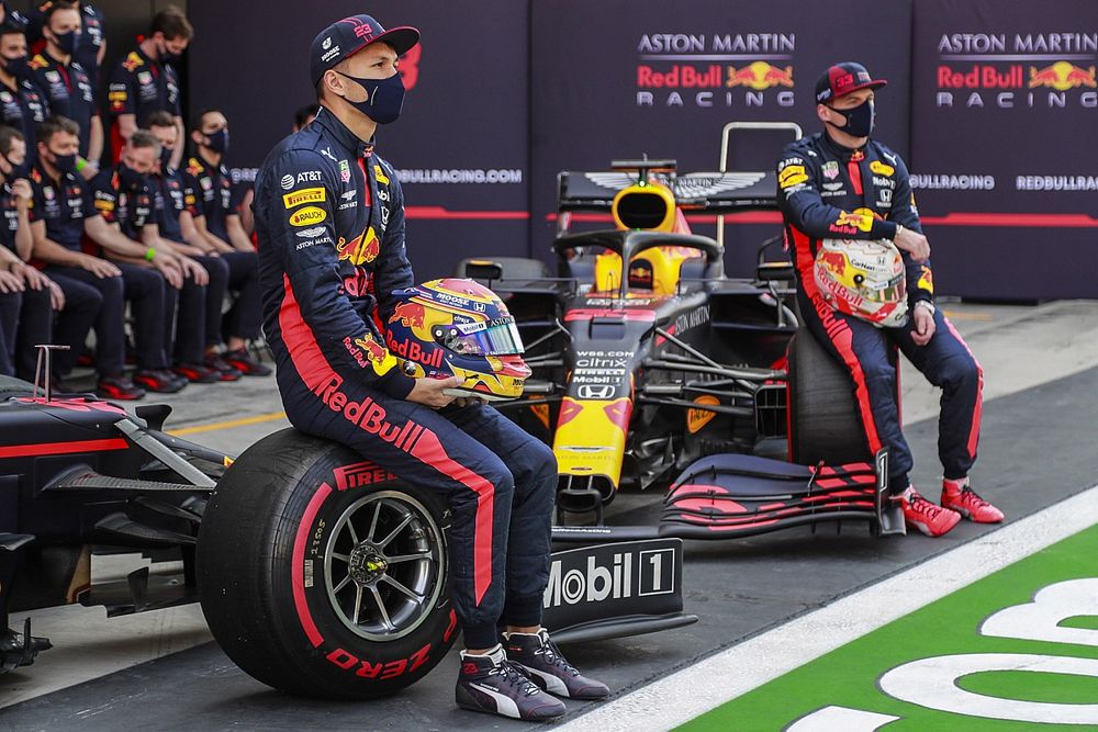 Alex Albon, Red Bull Racing, e Max Verstappen, Red Bull Racing