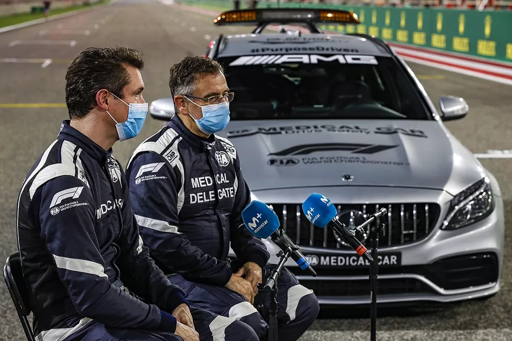Alan van der Merwe, Pilote de la voiture m&eacute;dicale, FIA, et Dr Ian Roberts, parlent &agrave; la presse