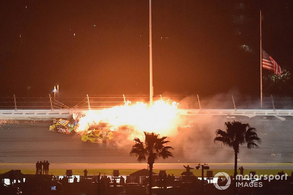 Logano lideraba Daytona 500 y luego llegó "el caos"