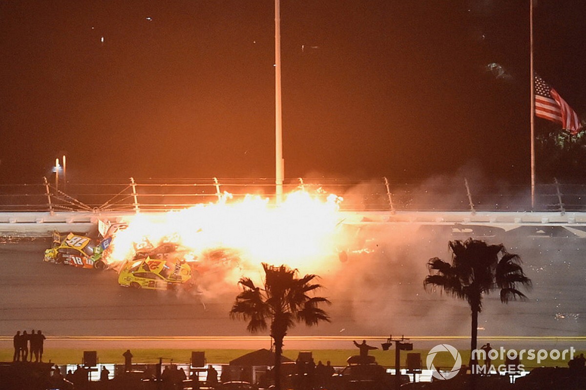 Daytona 500: Feuerball in letzter Runde - McDowell siegt erstmals