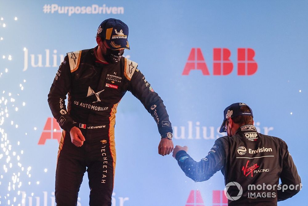 Jean-Eric Vergne, DS Techeetah, tercero, brinda con Robin Frijns, Envision Virgin Racing, segundo 