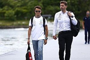 Nyck de Vries in de auto van Lewis Hamilton in VT1 GP van Frankrijk