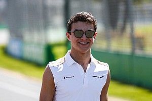 Óriási: Norris streamelés közben hívta fel Verstappent, Sainzot, Russellt… és Zak Brownt is!
