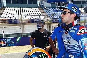 Rins: “Si me caigo, hay un 80% de posibilidades de que se me salga el hombro”