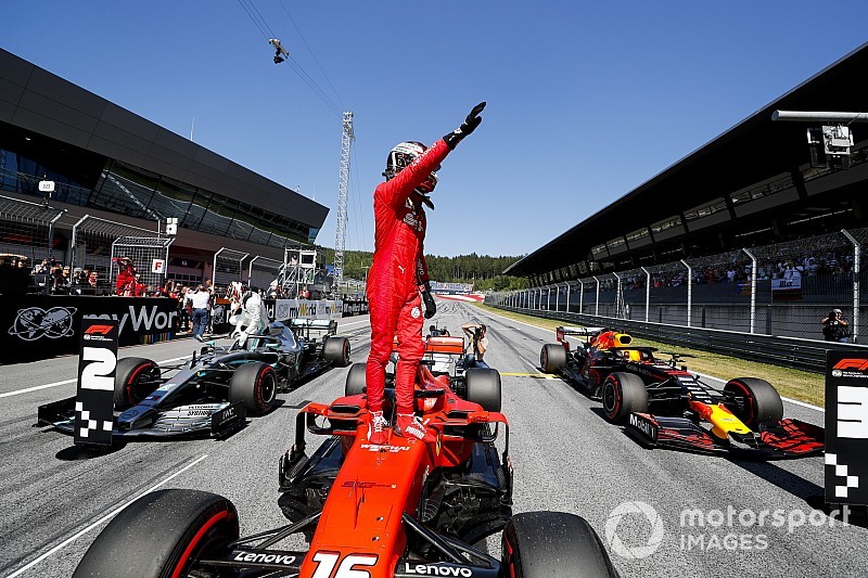 Leclerc vence a Hamilton por la pole en Austria