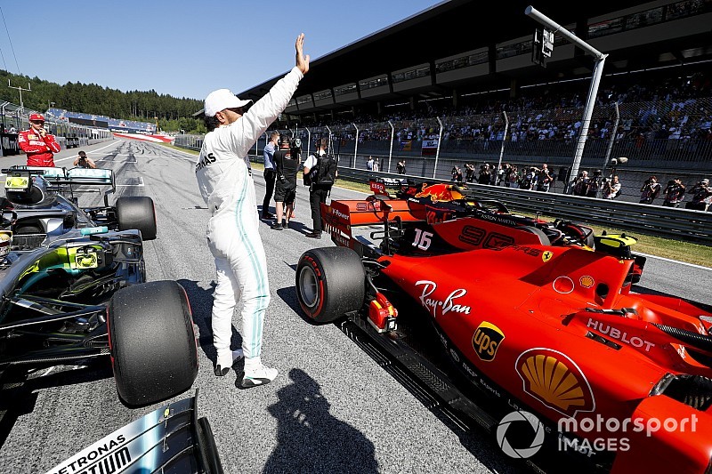 Hamilton megasztárként ünnepeltette magát