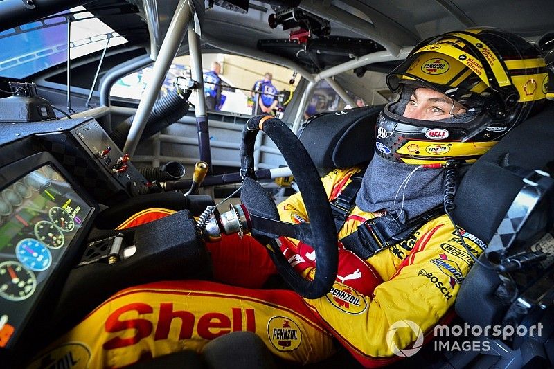 Joey Logano lideró la práctica final en Chicagoland