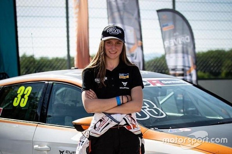 Erst Rennfahrerin der "Autoscout24 und Cupra Young Driver Challenge" an einem ADAC TCR-Germany Rennen