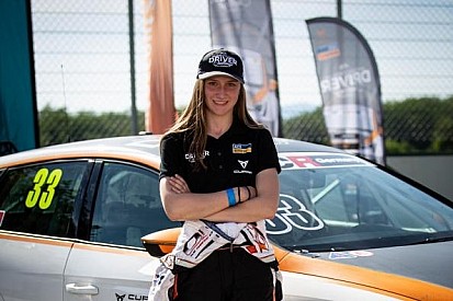 Erst Rennfahrerin der "Autoscout24 und Cupra Young Driver Challenge" an einem ADAC TCR-Germany Rennen