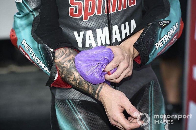 Troisième de la course, Fabio Quartararo, Petronas Yamaha SRT, soulage son bras avec de la glace