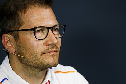 «Они сами выбрали этот регламент и не должны жаловаться». Босс McLaren осудил критиков правил