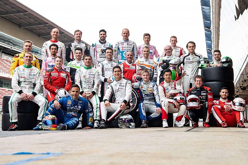 Gruppenfoto: Alle Piloten des Porsche-Supercup 2019