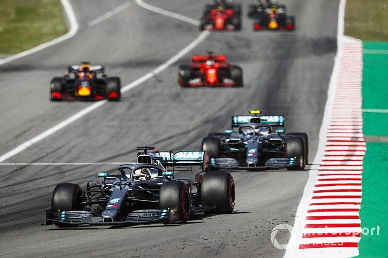 Lewis Hamilton, Mercedes AMG F1 W10 devant Valtteri Bottas, Mercedes AMG W10