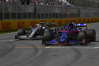 Belső kamerás nézetből is Kvjat szenzációs manővere a McLaren ellen